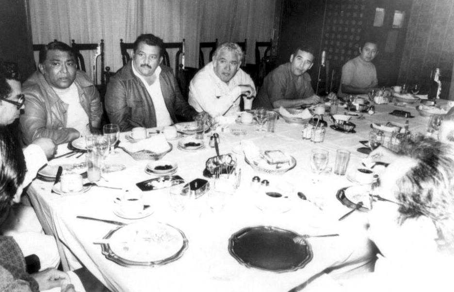 Durante una convivencia política con la dirigencia nacional del PRI, en la mesa principal Jesús Viana Andueza, Luis J. Quero, Luis Ortiz Martínez, Adonay Cetina Sierra y una persona no identificada.