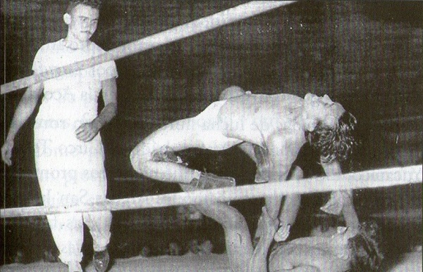 Lugui Shima aplica una dolorosa tapatía al rival en turno durante una de tantas funciones de lucha libre en el Circo Teatro Yucateco.