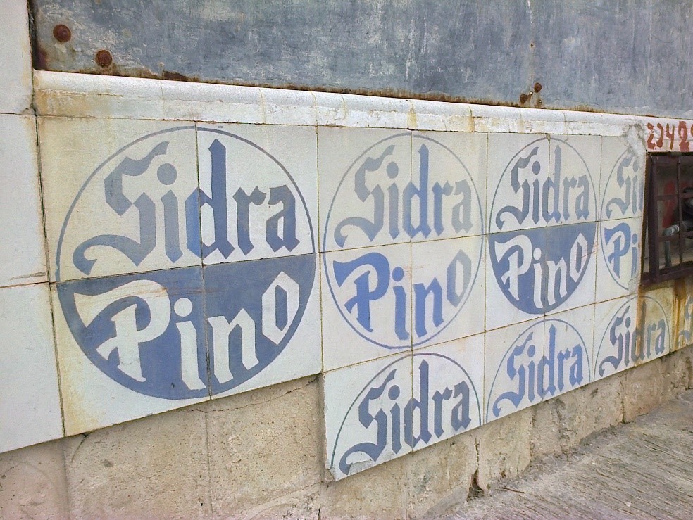 Promocionales de la bebida emblemática meridana elaborada por la industria yucateca (Archivo del autor)