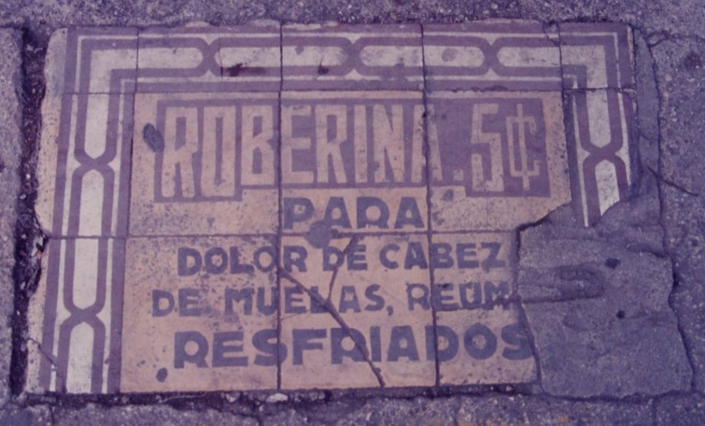 Publicidad del polvo analgésico Roberina. Imagen captaba en la acera de la calle 52 x 47 (Archivo del autor)