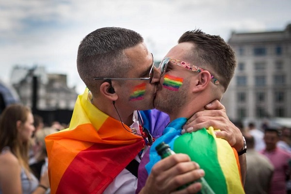La homofobia atenta contra los derechos humanos de quien ha decidido ejercer de forma distinta su sexualidad; y cualquier actividad humana que genere odio debe ser rechazada.