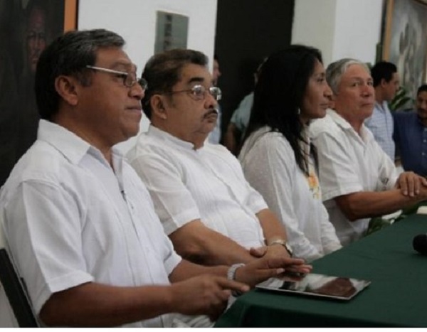 Feliciano Sánchez Chan y Juan Ramón Bastarrachea Manzano, durante su participación en la primera mesa redonda organizado en el edificio central de la Secretaría de Cultura y las Artes.