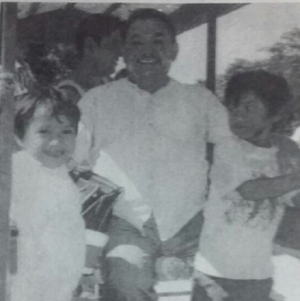 Noviembre de 2000, el antropólogo Bastarrachea Manzano recorriendo las calles de Espita durante el convite. Archivo personal del autor.