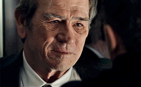 Tommy Lee Jones interpreta a Robert Dewey, el Director de la CIA dispuesto a todo por lograr sus fines.