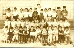 César Ramón González Rosado con su primer grupo de alumnos de primer grado en la Escuela David J. Berlanga de la Colonia Doctores en la ciudad de México.