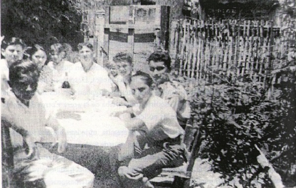 De izq. a der. Javier Barrera Zapata, Ermilo Barrera Baqueiro, María Concepción Baqueiro Lara, Raúl Emiliano Lara Baqueiro, José del Carmen Barrera Lara, Rafael Barrera Baqueiro, Renán Rodríguez y Manuel Barrera Baqueiro.