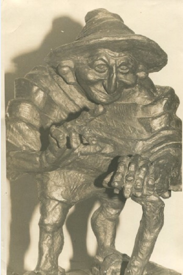 “El brujo maya” de Enrique Gottdiener Soto, el escultor se inspiró en la esencia de las personalidades mayas. Trabajó y trasladó al metal gestualidades, posturas, hábitos, costumbres y escenas de la vida cotidiana. La obra podía observarse, hasta hace algunos meses, en la pinacoteca Juan Gamboa Guzmán, hoy en remodelación, en el anexo conventual de la iglesia de El Jesús. (Foto archivo personal).