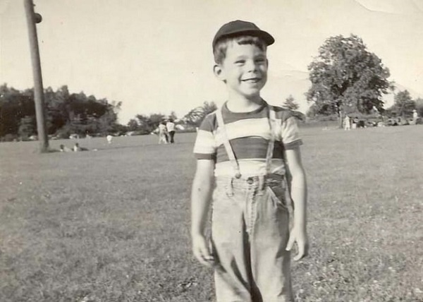 En la foto, de 1953, King – de 6 años – nos sonríe. Su padre había abandonado a su familia 3 años antes.