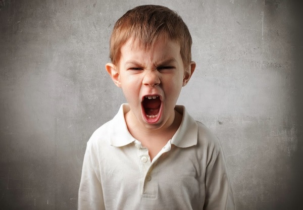 Las conductas desafiantes en un niño, el cuestionamiento de la autoridad, la irritabilidad y la agresión pueden ser indicios de un Trastorno Negativista Desafiante.