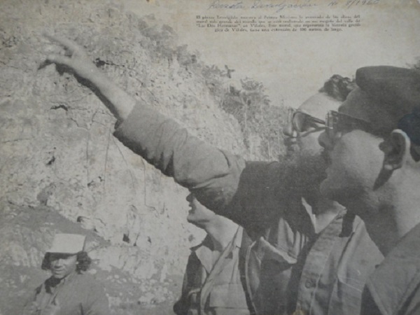 Fidel Castro y el pintor Leovigildo González Morillo, en la gran roca del Valle de Viñales en donde se pintaría el Mural de la Prehistoria.