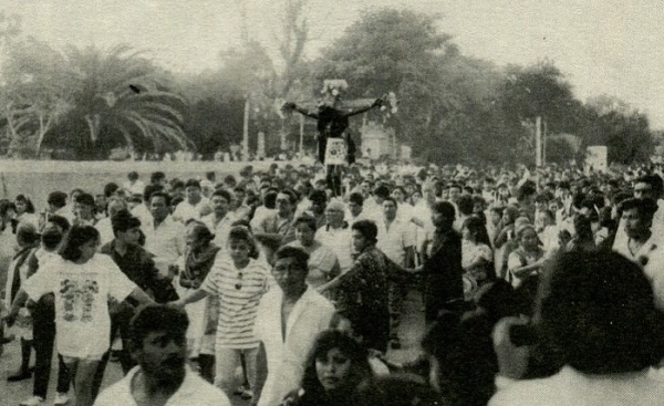 El Cristo de la Exaltación, a la salida de su capilla en Citilcum, comienza una marcha de siete kilómetros. La comunidad de Tekanto le acompaña en estas cinco horas de alegría y tradición ancestral (Fotografías de Carlos Cáceres Navarrete, opus citatus)