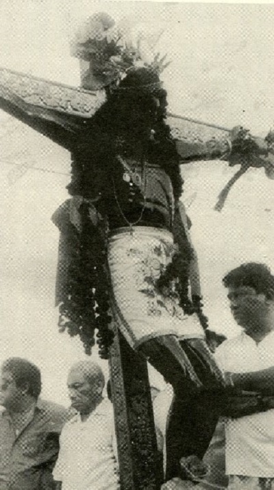 En primer plano el Cristo de la Exaltación. Los vecinos esperan antes de levantarlo y llevarlo hasta la capilla de san Román, una tradición que ha permanecido por muchos años y que continúa fortaleciéndose en la comunidad. (Fotografía de Carlos Cáceres Navarrete, op. cit.)