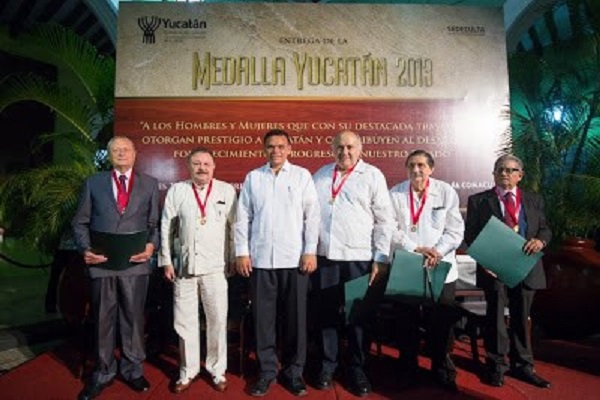 Con el Gobernador Rolando Zapata Bello, los recipiendarios: César Ramón González Rosado, Fernando Muñoz Castillo, Luis Felipe Rodríguez Jorge, Ariel Avilés Marín y Janitzio Durán Castillo.