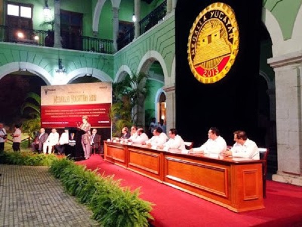 Margarita Díaz Rubio, de Prohispen, dirige unas palabras al público.