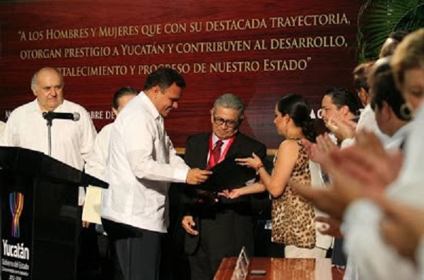 Presea al Maestro e Historiador Janitzio Durán Castillo.