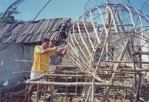 La estructura de los animales gigantes, una tradición de la imaginación de los carnavales porteños en Dzilam de Bravo. (Foto archivo de Juan José Caamal Canul)