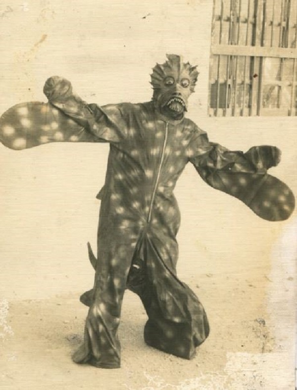 Don Otilio Estrada, caracterizado como el monstruo de la laguna. (Foto archivo de Juan José Caamal Canul)