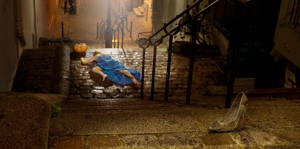 El llamado Complejo de Cenicienta se caracteriza por tener miedo a la independencia emocional o financiera, y a la búsqueda de una persona que sea pilar y manutención de la mujer que lo padece.