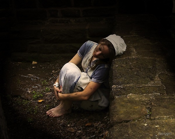 Alguna manifestación del complejo se da cuando la mujer se comporta sumisa y necesitada con sus pretendientes, emulando con esto la llegada del esperado “príncipe azul”.