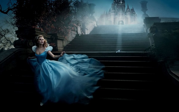 Pasando por la inequidad de género, al igual que en el cuento, la sociedad permite que la mujer sea independiente y exitosa pero, tal como la Cenicienta, con un límite: “hasta la media noche”.