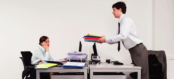 Ciertos estudios revelan que las mujeres padecen estrés al no sentirse capaces y tener más barreras, lo que redunda en menos deseos de acceder a puestos directivos o de liderazgo.