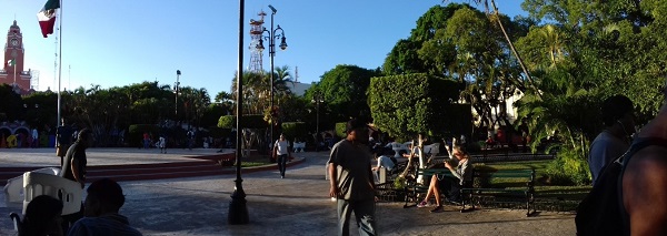 Vista del atardecer en la Plaza Grande. Foto Juan José Caamal Canul.