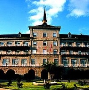 Edificio principal de la Universidad Católica de Ávila.