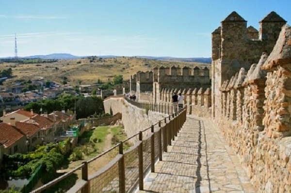 Caminando por la muralla de Ávila.