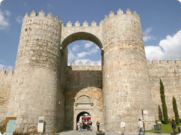 Puerta del Alcázar de la muralla, imponente fortificación medieval por donde llegamos a Ávila.