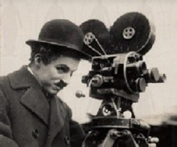 Charles Chaplin, dirigiendo y filmando.