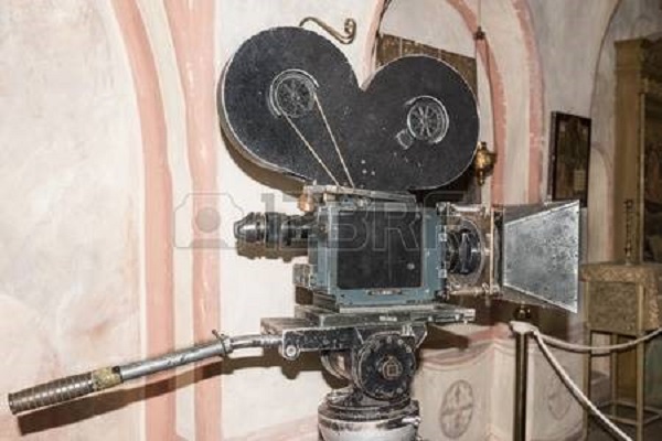 Cámara de filmación, con carretes de celuloide. Ahora no se filma, se graba digitalmente. Los avances tecnológicos y el trabajo de edición y efectos especiales son creados por computadora.