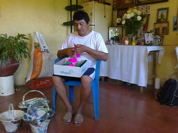 Edilberto Mukul Bacab, “Don Eddie”, artesano de Tekantó, preparando sus banderines.