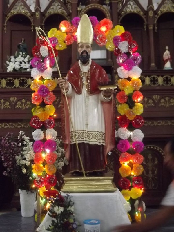 San Agustín, patrono de Tekantó. En la imagen, dentro de un marco de luces y flores.
