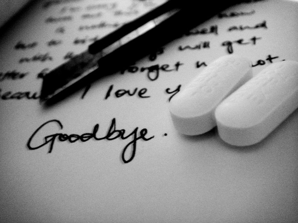 La ingestión de fármacos para tratar algunos padecimientos como la depresión, ansiedad, etc., debe ser regulada por algún familiar o enfermera, ya que pueden ser usados como herramienta para un posible suicidio.