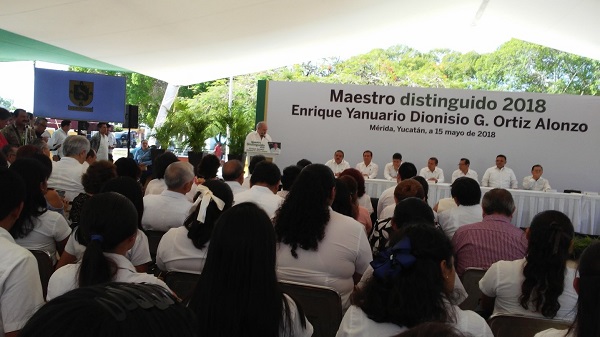 Prof. Delio Peniche Novelo, Secretario de Educación del Gobierno de Yucatán, discursando en alusión al Día del Maestro y al recipiendario.