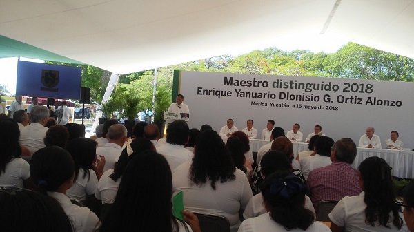 El C. Gobernador Constitucional del estado de Yucatán, Lic. Rolando Zapata Bello se refirió al significado del “Día del Maestro”, al ejemplo de Enrique Yanuario, y felicitó a los profesores de Yucatán en su día.
