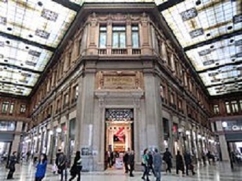 La Galería Alberto Sordi, antigua Galería Colonna, en la Vía del Corso.