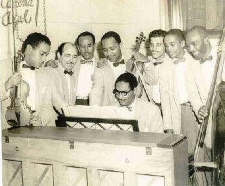 Enrique Jorrín, compañero de Antonio Arcaño en un ensayo musical. AHGA.