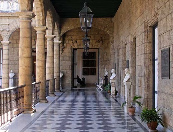 Interior del Palacio de los Capitanes en Cuba.