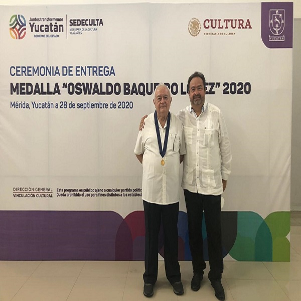 Al recibir la Medalla Oswaldo Baqueiro López 2020
